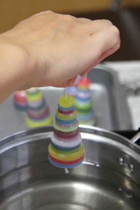 ワークショップ用のキャンドルは最後に溶かしたろうにくぐらせて完成