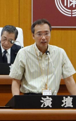 答弁する国定市長