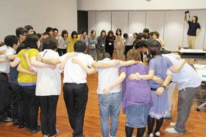 円陣を組み気勢を上げて仕切り直し