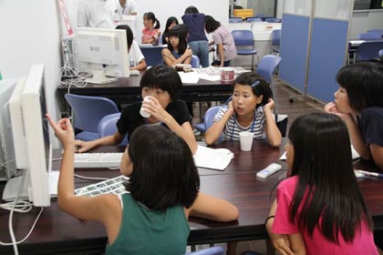 燕市の広報紙「広報つばめ」の「子ども版」の発行に向けてパソコンを使った紙面作成を行う子ども記者