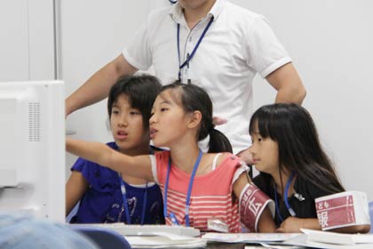 議論しながら紙面作成する子ども記者