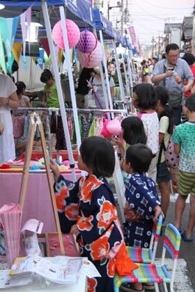 8月24日開かれた200メートルいちびのつばめるしぇ