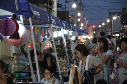 電気設備の代わりに各ブースに設置したLEDランタンは成功