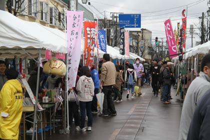 雨に見舞われたことし4月の分水おいらん道中でのつばめるしぇ