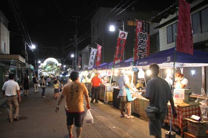 夜遅くまでにぎわったつばめるしぇ