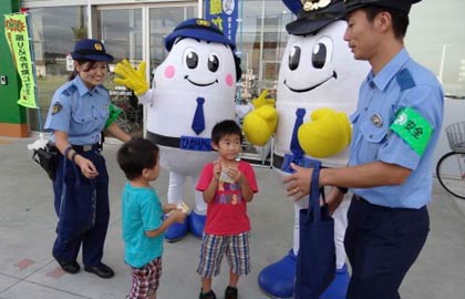 6日に三条市内2カ所で地元高校生も参加して三条署が「鍵かけ」を呼びかけ