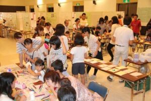 8日まで燕市と弥彦村の児童生徒科学作品展と園児作品展、科学の祭典燕・弥彦大会、親子の好奇心を刺激する科学の実験や工作で大にぎわい