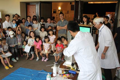 おもしろ科学ショーはざっと100人が見学