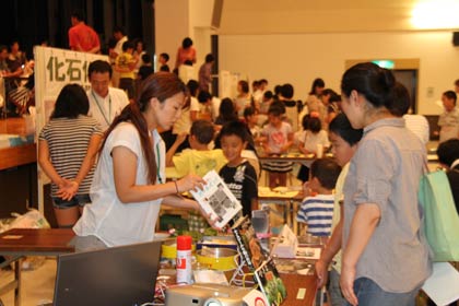 科学の祭典は大にぎわいで親子ともに目を輝かせて参加した