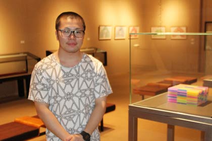 23日まで「渡邊トシフミ NEW WORKS」が開かれている燕市産業史料館で現代アート作家の渡辺トシフミさん