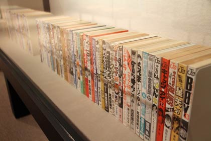漫画コミックの第1巻と最終巻を並べた「始まりと終わりの間にある物語」
