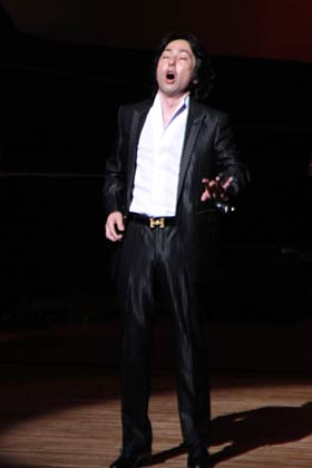 7日、燕市文化会館で行われた秋川雅史さんの新しいコンサートツアー「夢の架け橋」