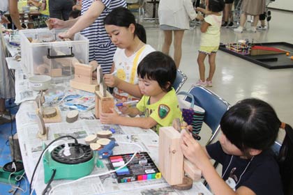 「木のおもちゃ作り」（沖野彫刻）