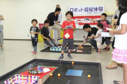 「ロボット操縦体験」（NPO法人ロボコンジャパン