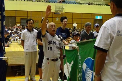 三条市ソフトボール協会所属「三条清流クラブ」の相田貞治主将の選手宣誓