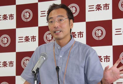 定例記者会見を行う国定勇人三条市長