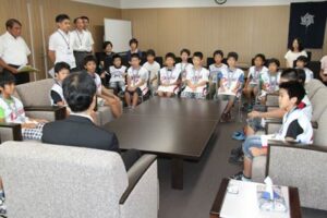 新潟県スポ少のミニバス男子で決勝リーグ優勝を果たし、鈴木市長を表敬訪問した燕ミニバスケットボールスポーツ少年団