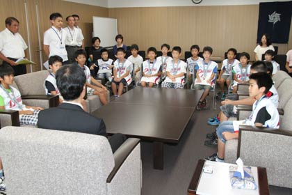 新潟県スポ少のミニバス男子で決勝リーグ優勝を果たし、鈴木市長を表敬訪問した燕ミニバスケットボールスポーツ少年団