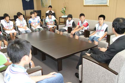 新潟県スポ少のミニバス男子で決勝リーグ優勝を果たし、鈴木市長を表敬訪問した燕ミニバスケットボールスポーツ少年団