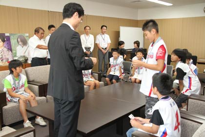 恒例で鈴木市長から団員一人ひとりに名刺をプレゼント