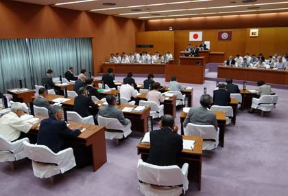 子ども議会の会場はもちろん三条市議会の議場