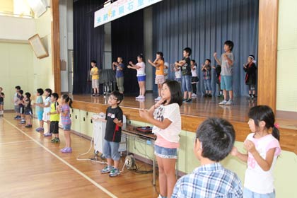 米納津隕石をテーマに替え歌と踊りの披露