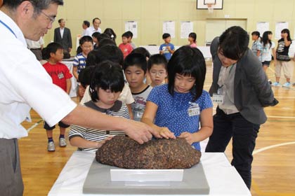 イラミック隕石はさわって観察