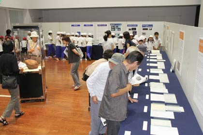 23日まで燕市役所で開かれている「米納津隕石里帰り展～おかえり！米納津隕石～」