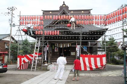 燕・戸隠神社で秋季大祭を前に12日午後、奉納ちょうちんの設置作業