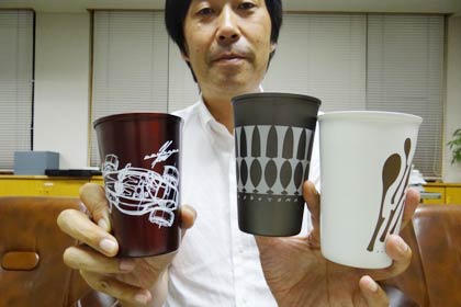 ECO CUP”KEN OKUYAMA モデル”を手に燕商議所の高野さん