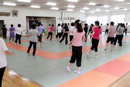 13日、三条市体育文化センターで開かれた三条市総合型地域スポーツクラブりんぐるの人気プログラム「おなかシェイプビクス」