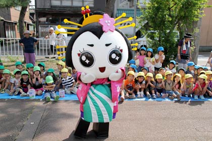 ゆらキャラ「きららん」がサプライズで登場、地蔵堂保育園の園児と一緒に