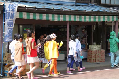 商店街を進む仮装行列