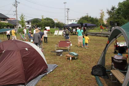アウトドア用品の展示と音楽イベント