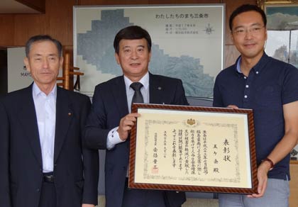 左から牛野尾谷五ケ会の吉田顧問、坂井会長、国定市長