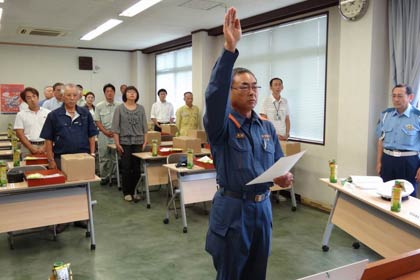 13日、燕市交通安全センターで行われた交通安全「旗」リレーの出発式、旗を受け取って安全運転を心掛ける誓いの言葉を述べる燕・弥彦総合事務組合消防本部の小柳吉田消防署長