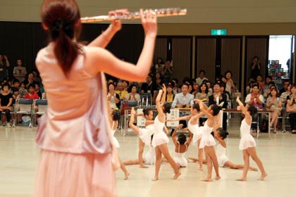 14日開かれた燕市ジュニア新体操クラブ発表会、目玉の本宮宏美さんの生演奏にあわせた演技