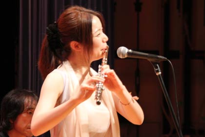 無邪気なクラブ生のようすに演奏中もつい笑顔になる本宮さん