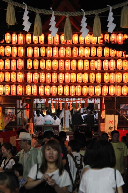 戸隠神社秋季大祭の宵宮、拝殿前をちょうちんが飾る