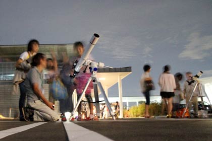 星空コンサート＆天体観察会で親子で天体望遠鏡を使って観測