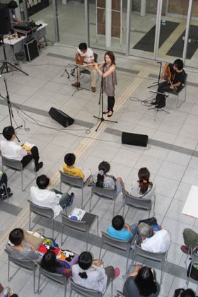 星空コンサートは燕市PR大使の本宮宏美さんによるフルート演奏