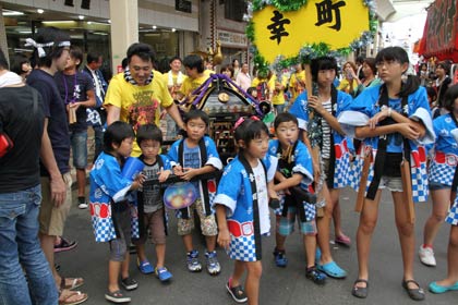 15日の燕・戸隠神社の秋季大祭で行われた子どもみこし