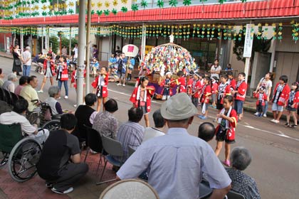 グループホーム仲町でもお玉さんの踊りを披露