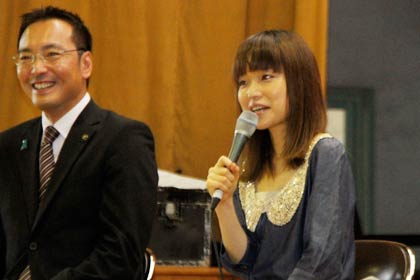 三条小体育館でライブのあとトークショーで国定三条市長と席を並べる川嶋あいさん