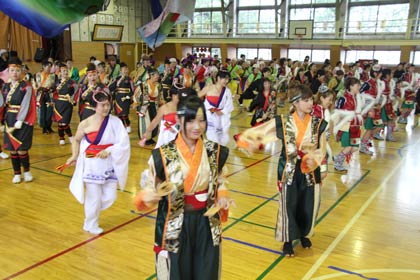 県内の四歳こそーラン12団体による総踊り