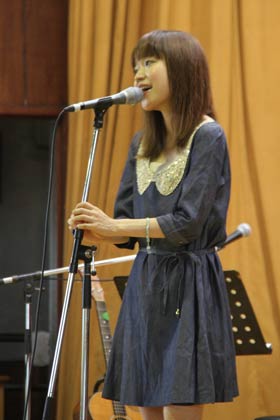 ライブを披露すう川嶋あいさん