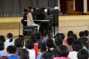 条南小学校訪問した川嶋あいさん