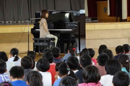 条南小学校訪問した川嶋あいさん