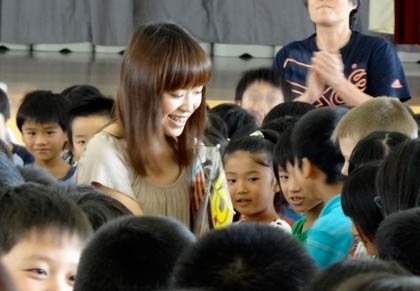  児童と握手する川嶋さん