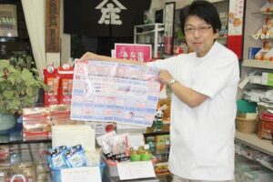 10月2日まで秋の大感謝セールを行っている「すずらん通り商店街」で参加店の日野庄薬局の店主、五十嵐さん